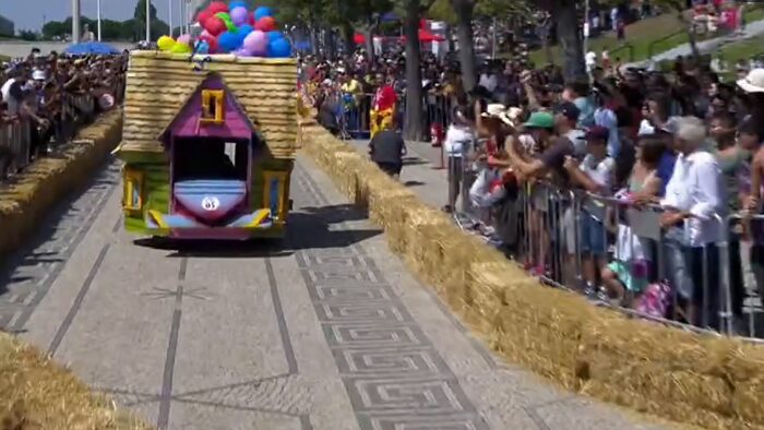 A soapbox race running live in the top-left tile.
